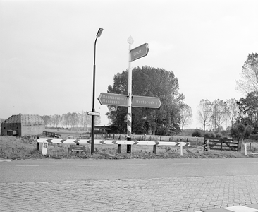 884511 Afbeelding van enkele ANWB-wegwijzers op een zuil in de berm van de Gageldijk bij het Henri Dunantplein te ...